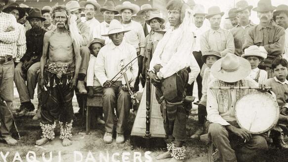 Deportiert und vernichtet. Yaqui-Tänzer 1910 in New Mexico 