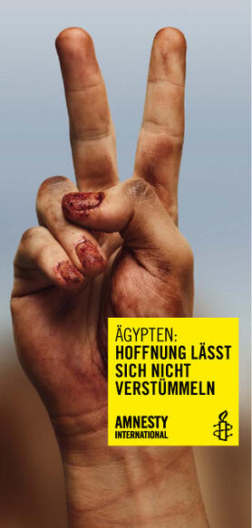 Eine blutverschmierte Hand mit ausgerissenen Fingernägeln, bei der die ausgestreckten Zeige- und Mittelfinger das Peacezeichen formen