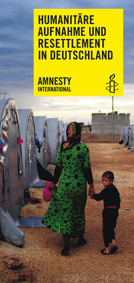 Cover eines Faltblatts mit dem Titel "Humanitäre Aufnahme und Resettlement in Deutschland" der über ein Foto gelegt ist, auf dem eine Frau und ein Kind durch eine Zeltstadt gehen