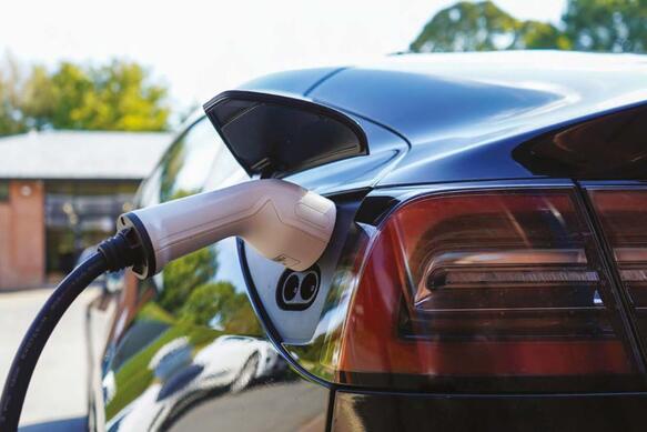 Das Bild zeigt ein Elektroauto, wie es gerade geladen wird