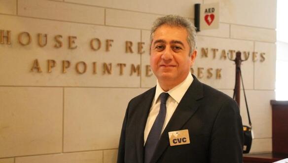 Ein Mann mit kurzen grauen Haaren in Anzug und Krawatte, es ist der aserbaidschanische Ökonom und Regierungskritiker Gubad Ibadoghlu 
