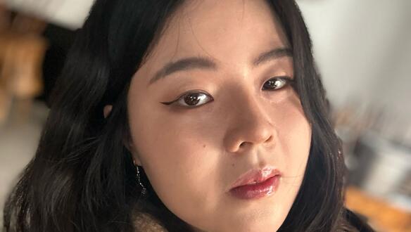 Das Bild zeigt das Porträtfoto einer jungen Frau mit langen dunklen Haaren