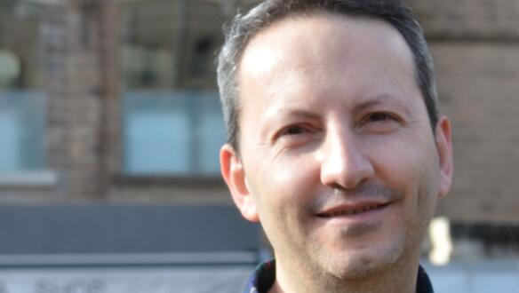 Porträtfoto von Ahmadreza Djalali, der in die Kamera blickt und leicht lächelt.