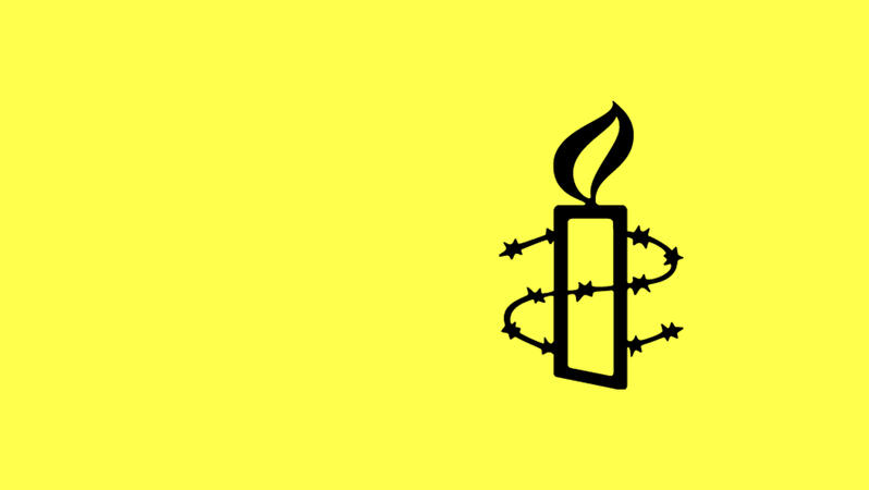 Die Amnesty-Kerze in schwarz vor gelbem Hintergrund