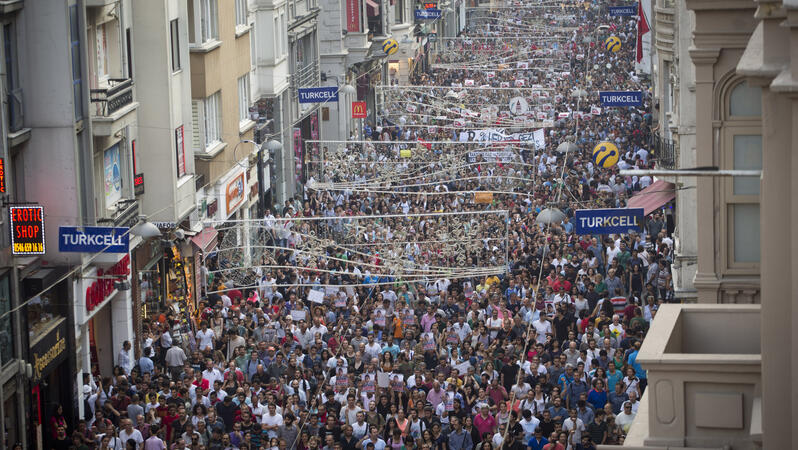 Eine große Menschenmenge füllt eine Straße