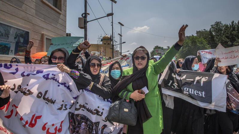 Das Bild zeigt eine Demonstration mit vielen Frauen