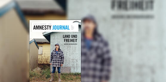 Amnesty Journal Dezember/Januar 2013, Farmer vor einem Haus