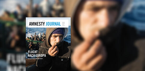Amnesty Journal Juli 2013, Close-Up von Geflüchtetem auf Boot