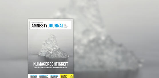 Das Bild zeigt das Cover des Amnesty-Journals, auf dem zwei schmilzende Eisberge vor einem nebligen Hintergrund im Wasser schwimmen.