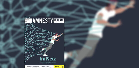 Illustration einer Person, die in einem Netz verfangen ist und sich gegen dessen Maschen stemmt; darüber der Schriftzug "Amnesty Journal" und darunter "Im Netz – Menschenrechte im digitalen Zeitalter".
