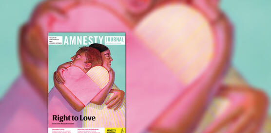 Zwei Menschen liegen sich in den Armen, dabei formt sich ein Herz aus ihren aneinander liegenden Schultern; beide schließen die Augen und lächeln. Darüber die Schrift "Amnesty Journal", darunter "Right to Love"