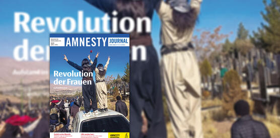 Zwei Frauen stehen auf einem Autodach und strecken jeweils beide Arme in die Höhe und formen dabei ihre Finger zum "Victory-Zeichen", vor ihnen stehen Leute und dahinter erstreckt sich ein Tal unter dem weiten Horizont. Darüber das Logo des Amnesty Journals und der Schriftzug "Revolution der Frauen – Aufstand im Iran".