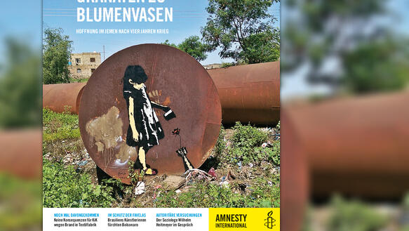Oben auf der Seite steht in einem Balken: "Amnesty Journal", das Titelfoto zeigt auf einem rostigen Metallrohr das Graffito eines kleinen Mädchens, dass mit einer Gießkanne eine Blume gießt, die aus einer im Boden steckenden Granate wächst