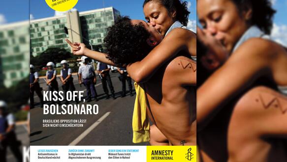 Oben auf der Seite steht in einem Balken: "Amnesty Journal", das Titelfoto zeigt ein junges Paar, das sich küsst, dahinter eine Reihe Polizisten.