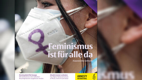 Das Cover des Amnesty-Journals, auf dem eine junge Frau mit schwarzen Haaren ein Kopftuch trägt, sowie eine Mundnasenschutzmaske, auf die das Symbol für weiblich aufgemalt ist; eine Haarsträhne fällt ihr über die Wange.