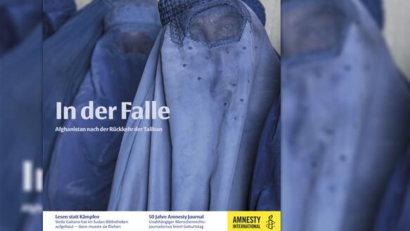 Mehrere verschleierte Frauen, sie tragen alle Burka, stehen hintereinander. Darüber der Schriftzug des Amnesty Journals und in der Mitte des Covers der Titel der Ausgabe: "In der Falle – In der Falle – Afghanistan nach der Rückkehr der Taliban"