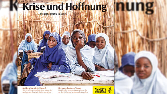 Frauen (POC) sitzen in einer Strohhütte zusammen an Schultischen, auf denen aufgeschlagene Bücher liegen, sie tragen Kopftücher. Schriftzug "Amnesty Journal" und "Krise und Hoffnung – Menschenrechte im Sahel".