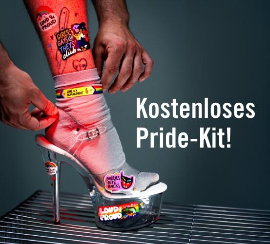 Ein Fuß in einem High Heel dekoriert mit dem Amnesty Internatioanl Deutschland Pride Kit 2026