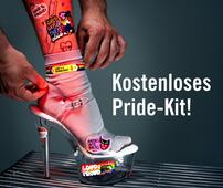 Ein Fuß in einem High Heel dekoriert mit dem Amnesty Internatioanl Deutschland Pride Kit 2026