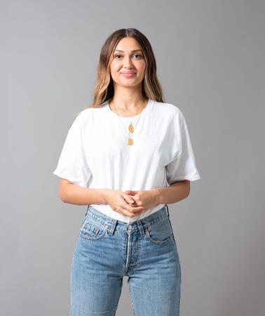 Porträt von einer Frau in Jeans und weißer Bluse