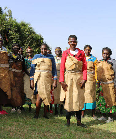 Eine Gruppe von Sengwer Frauen in ihrer traditionellen Kleidung
