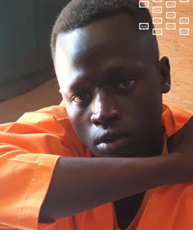 Porträt eines Jungen in Gefängniskleidung. 