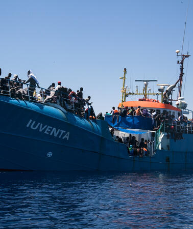 Rettungsschiff Iuventa mit zahlreichen Geflüchteten an Bord
