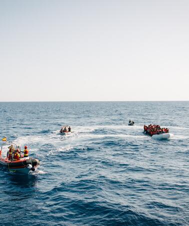 Mehrere Rettungsboote im Mittelmeer