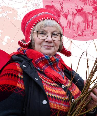 Ellinor Guttorm Utsi trägt eine traditionelle Mütze und Kleidung und eine Brille und lächelt in die Kamera.