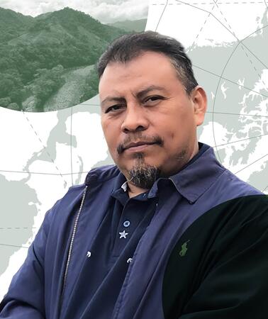 Collage: Porträtfoto von Juan López. Im Hintergrund ist eine Weltkarte abgebildert und ein Foto von bewaldeten Bergen.