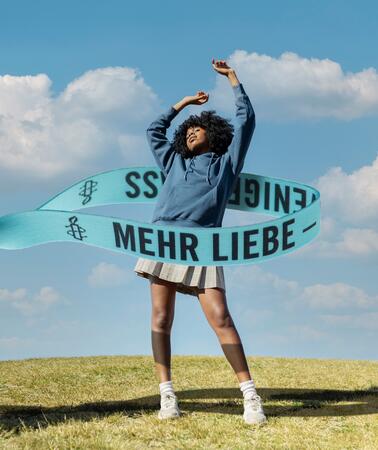 Tanzende Frau, mit dem Aktionsbändchen - Mehr Liebe Weniger Hass