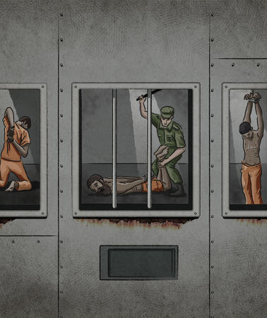 Eine grafische Illustration, die verschiedene Methoden der physischen Folter in Gefängniszellen zeigt, darunter Schläge auf die Fußsohlen und schmerzhafte Stresspositionen durch Aufhängen an den Armen. Ein Wärter in Uniform steht beobachtend vor den Gitterstäben.