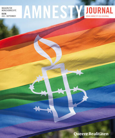 Eine Regebogenflagge im Sonnenschein, darauf die stacheldrahtumwundene Kerze, das Symbol von Amnesty International. "Amnesty Journal – Queere Realitäten" steht dort geschrieben, es ist das Cover eines Amnesty Journals.
