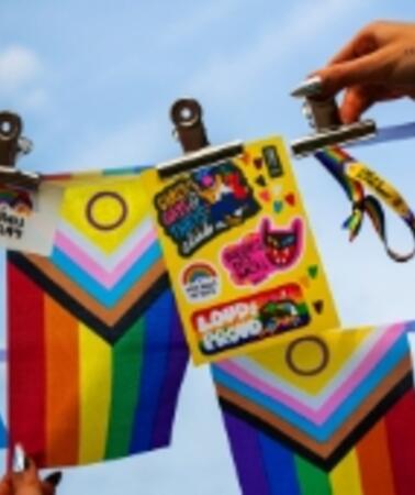 Das Amnesty Pride Kit 2026 präsentiert auf einer Wäscheleine