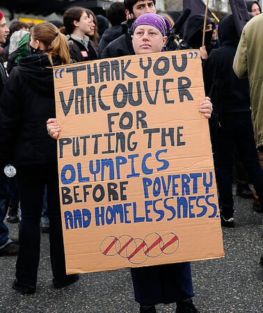 Person mit Protestschild bei Demonstration