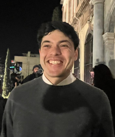 Lächelnde Person in einer städtischen Umgebung bei Nacht